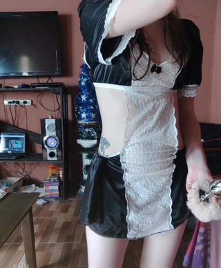 This rich maid wants to put a size L plug