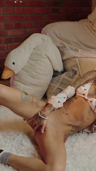 College Student Heilynight Fucks Herself with a Lollipop While Her Parents Are Out! Nwyear's Eve Fuck Under the Christmas Tree.