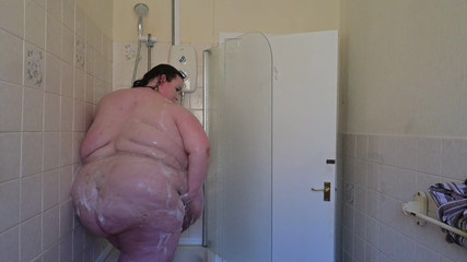 Shower Godess Fat Belly Queen