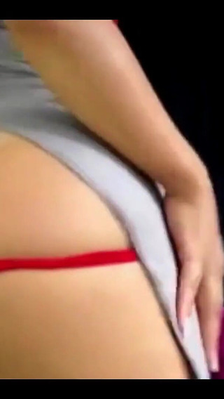 Experience My Mesmerizing Booty Shake in Live Cam Shows!