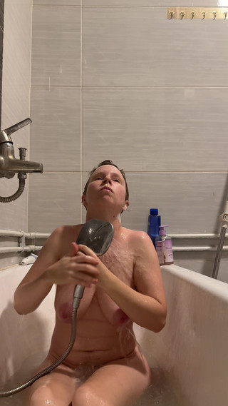 Blone MILF Spoiled in the Tub