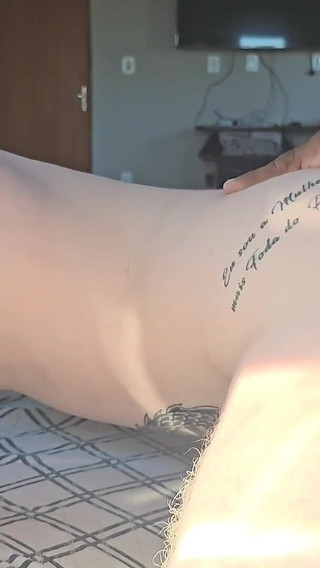 Menina Nova Pede Para Ser Chupada Senta Na Madeira Goza Duas Vezes E Depois Toma Leitada Do Macho