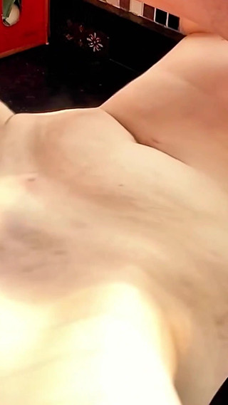 Deixa Ela Molhadinha Pra Socar Nela Na Cozinha!