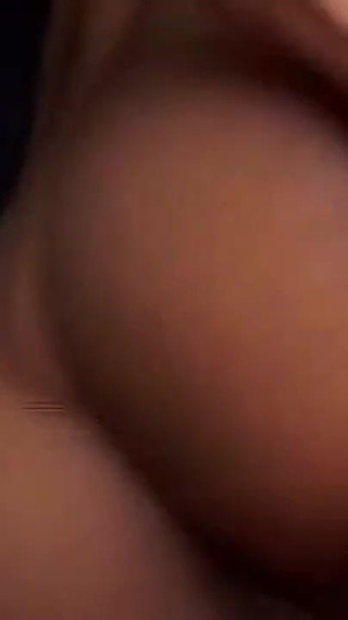 Black Beauty Opens Her Thighs