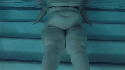 Underwater SSBBW thighs shake