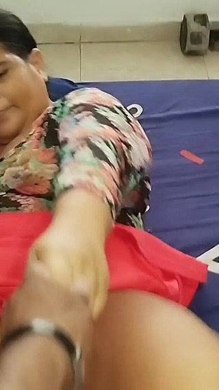 Big Assed Stepmother Thirsty for a Good Cock Ends up Fucking Her Stepson´s Friend