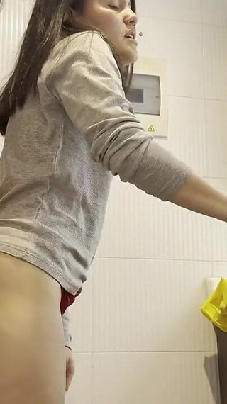 Me Encanta Oler Las Bragas De Mi Madrastra Mientras Ella Esta En Casa