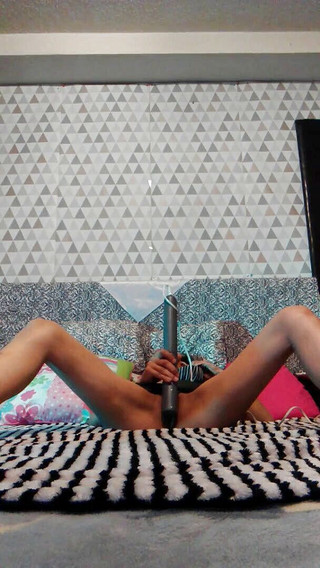 Woman masturbates with enormous hitachi