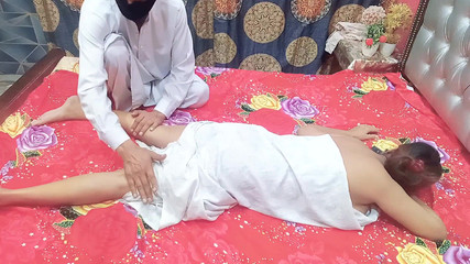An Indian Desi MILF Called the Masseur for a Massage, and Masseur Fucked Her Indian Desi Bhabhi Ki Chudai Malish Waly Ny Chut