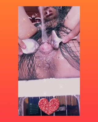 Extrem Insertion Squirting MILF