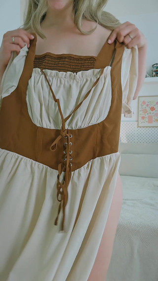 An Elegant Wife Puts on a New Outfit for Her Enormous Breasts.