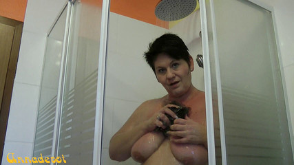 Big melons under d shower