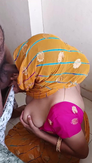 Kaamwali Naughty Married Step Daughter Fucked in Kitchen While She Was Washing Dishes