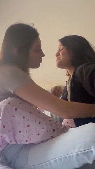 Dos Chicas Se Divierten En Una Reunion Mejores Amigas