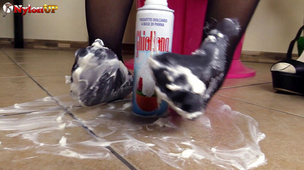 Sexy brunette tessa plays with her feet and a cream