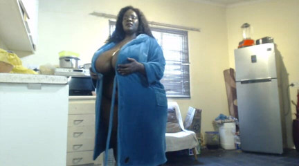 Ebony BBW Masturbating and Shaking Her Big Booty