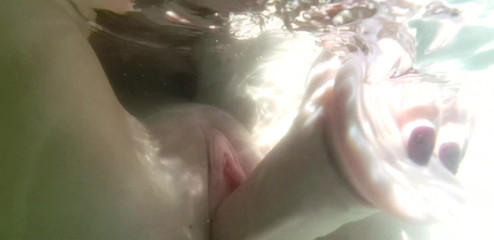 *anna Rey* Underwater Toy Play