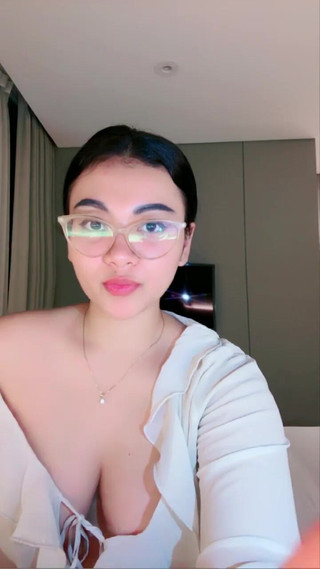 Kakak Tiri Sedang Masturbasi Di Kamar