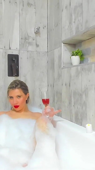 Sexy Blnde Sexy Show in the Batroom