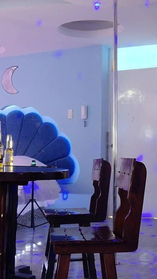 Seducing the Night Club Waitress to Dance Me on the Tube and Her