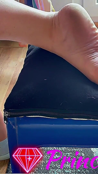 Pretty Soles Cum on Feet Footfetish