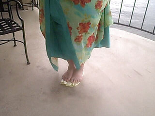 2 BBW are crushing one with bare feet other