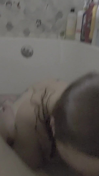 Stepsiter Loves to Give Head in Bathtubs