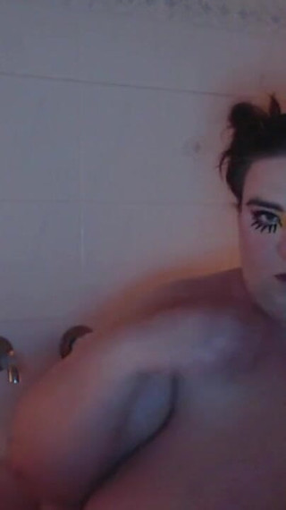Join me in the bath! I lit some candles, made bubbles and treated myself to a long, hot orgasm! Arent I adorable?