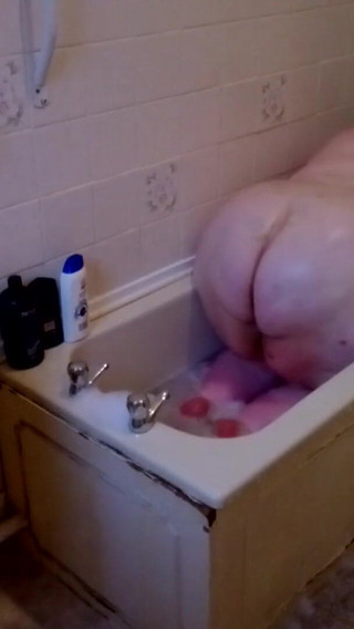 Sbbw attempts to take a bath, can she fit?