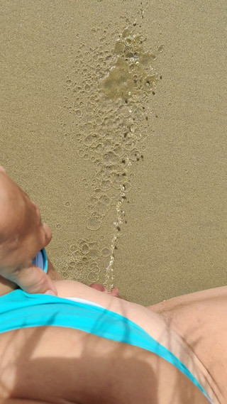 Hot Pee POV: MILF Pissing After Swimming