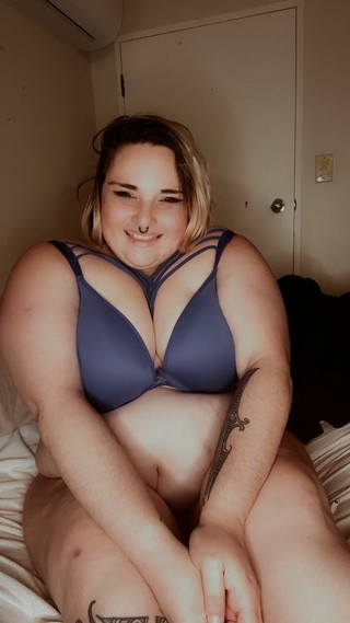 Busty BBW with petite feet playing and sucking