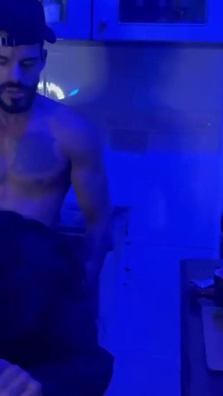 Bartender Fode a Cliente Na Balada